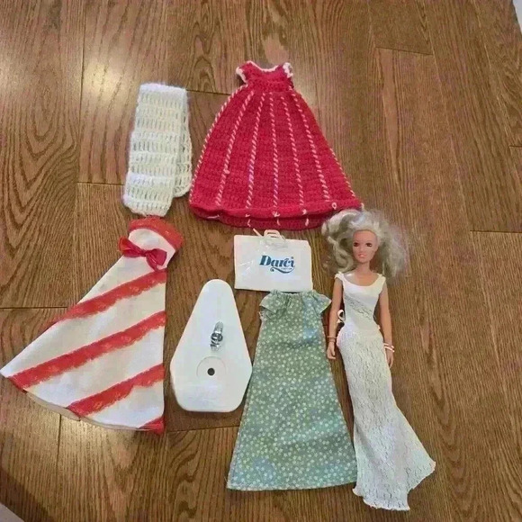 Vintage 1970's Kenner Darci Cover Girl Doll W/Outfits,stand And Portfolio Case - Picture 5 of 5